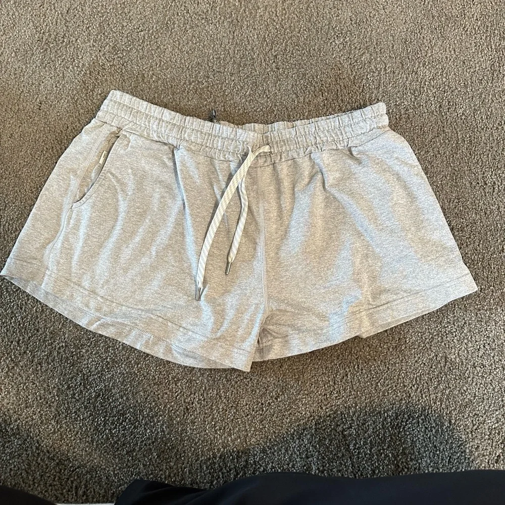 Vuori Halo Light Gray Athletic Shorts Size L